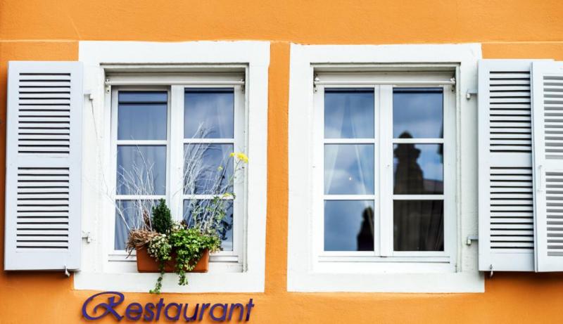 Habillage de vitrine r&eacute;ussi, les secrets d'une devanture attractive